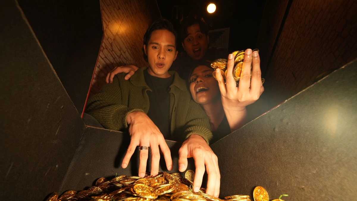 3 person are celebrating in escape room for 10 year olds birthday party