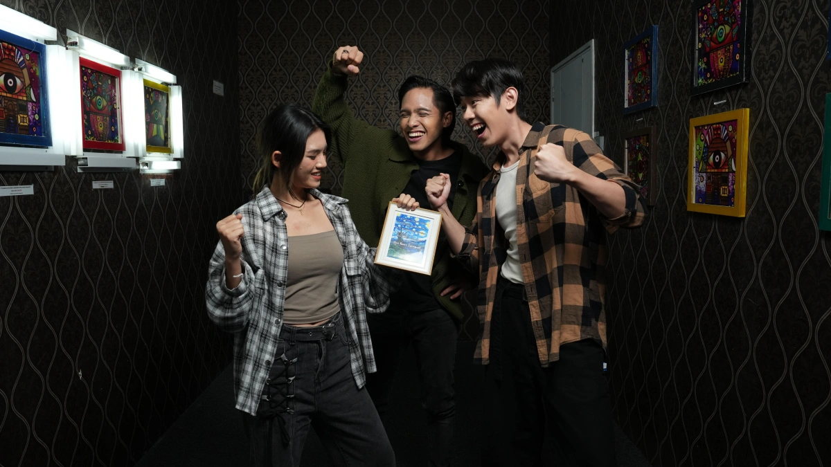 3 person are happy with the best escape room games for families and kids