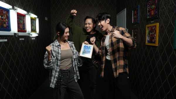 3 person are happy with the best escape room games for families and kids